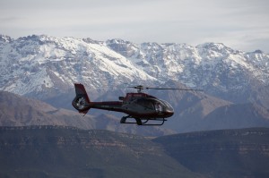 hélicoptère au dessus de l'Atlas