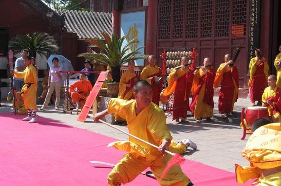 Demonstrating_Kung_Fu_at_Daxiangguo_Monestary,_Kaifeng,_Henan